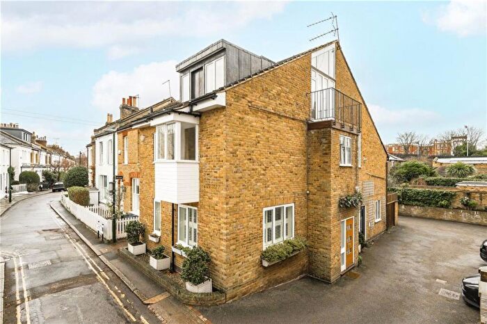 3 Bedroom House To Rent In Maltings Close, London, SW13