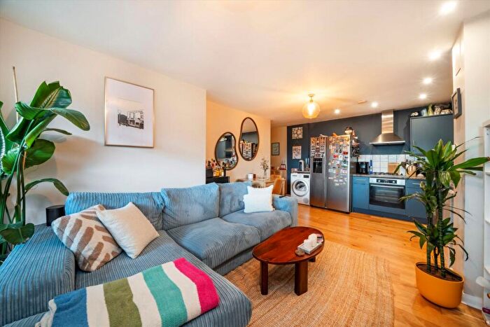 2 Bedroom Flat For Sale In Well Street, Homerton, E9