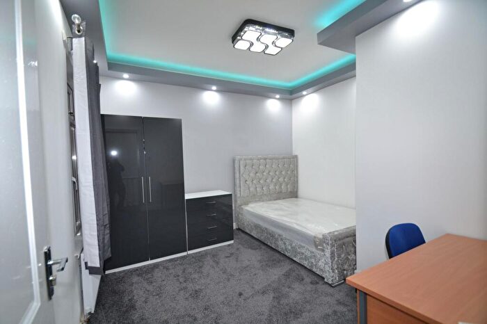 6 Bedroom House To Rent In Scarsdale Road, Manchester, M14