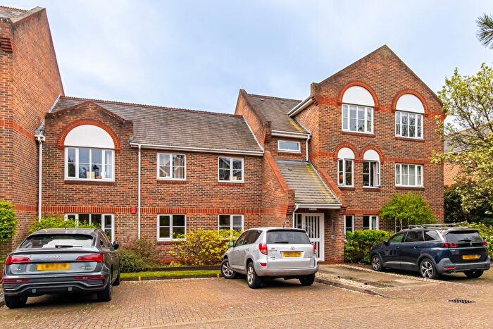 2 Bedroom Flat To Rent In Catherine Drive, Richmond, TW9