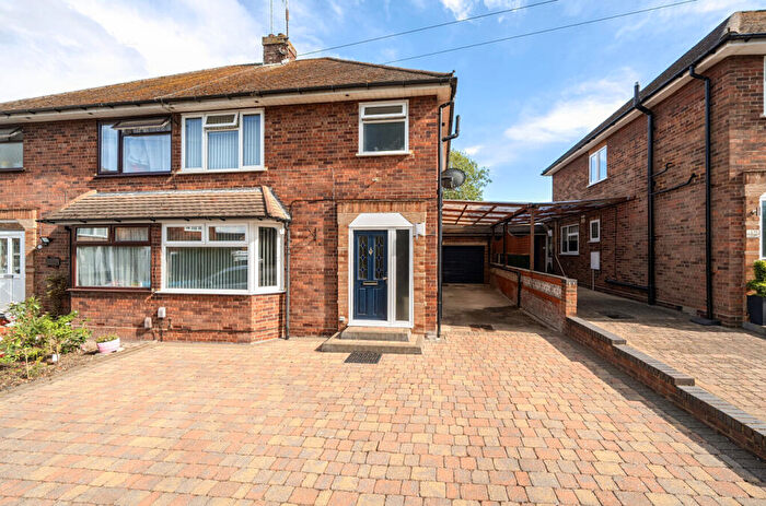 3 Bedroom Semi-Detached House For Sale In Hawthorn Close, Dunstable, Bedfordshire, LU6
