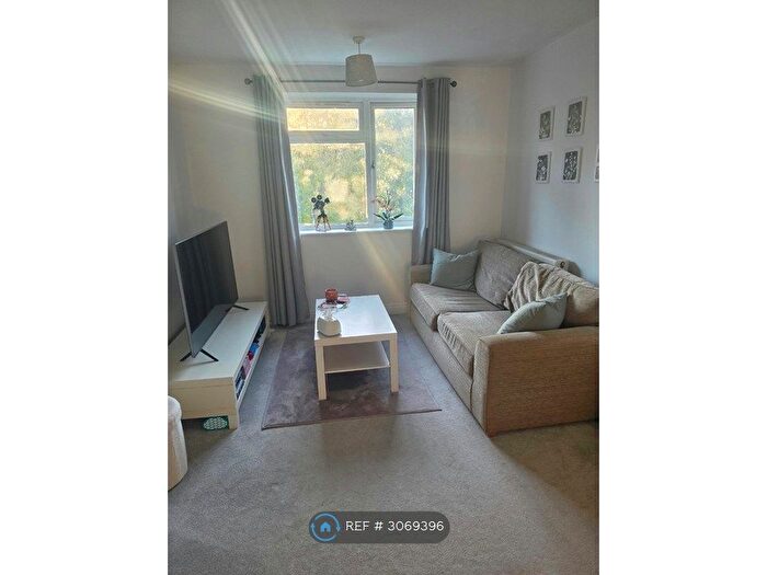 1 Bedroom Flat To Rent In Addison Road, Southampton, SO31
