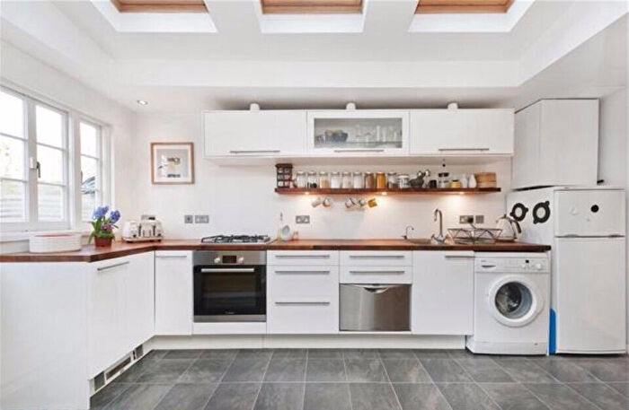 2 Bedroom Apartment To Rent In Deronda Road, London, SE24