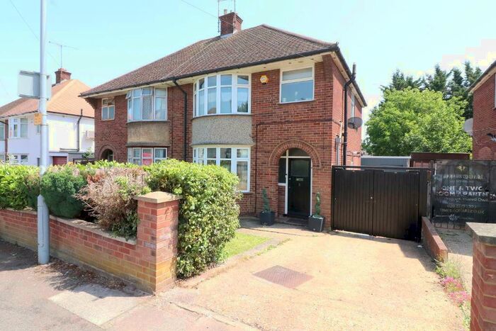 3 Bedroom Semi-Detached House To Rent In Hewlett Road, Luton, Bedfordshire, LU3