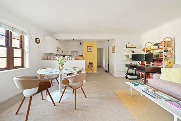 1 Bedroom Flat For Sale In Princes Road, Weybridge, Surrey, KT13