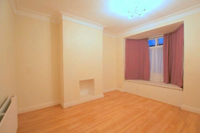 2 Bedroom Flat To Rent In Grove Road, London, SW19