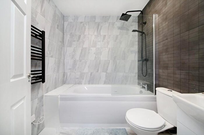 2 Bedroom Flat To Rent In Comyn Road, Clapham Junction, SW11