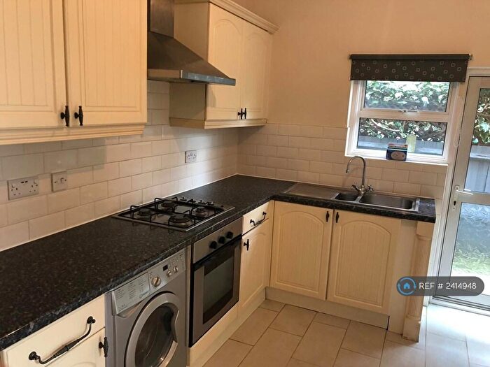 2 Bedroom Flat To Rent In Denmark Hill, London, SE5