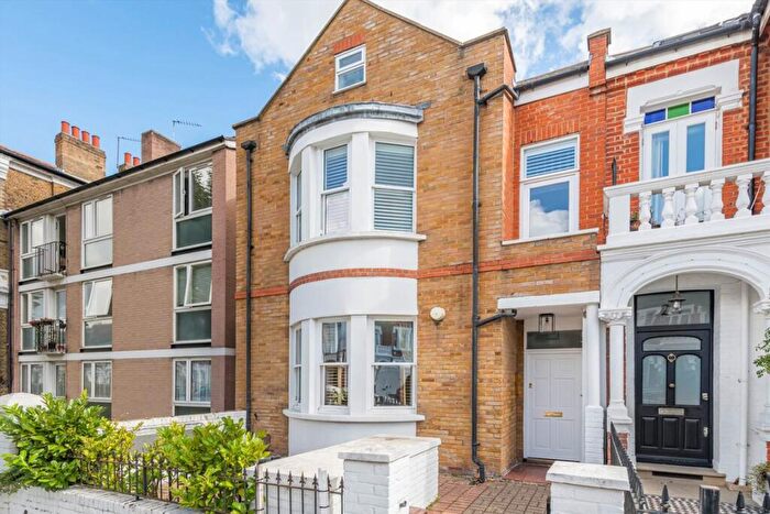 1 Bedroom Flat For Sale In Altenburg Gardens, Clapham Common North Side, SW11