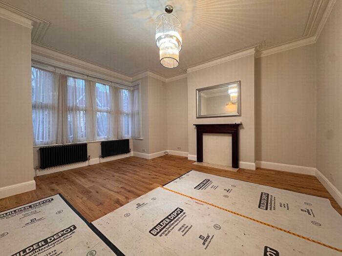 2 Bedroom Flat To Rent In Blenheim Gardens, Willesden, NW2