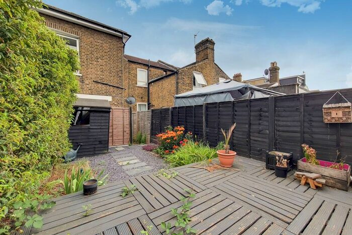 2 Bedroom Maisonette To Rent In Apsley Road, South Norwood, London, SE25