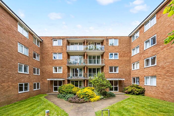 2 Bedroom Flat For Sale In Eaton Gardens, Hove, BN3