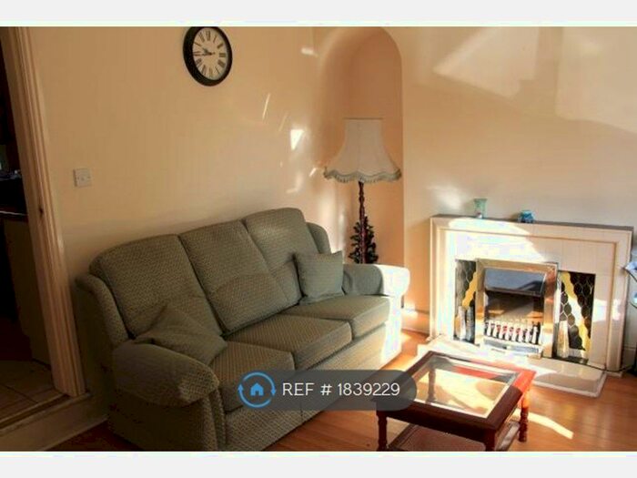 3 Bedroom Terraced House To Rent In Clarkson View, Leeds, LS6