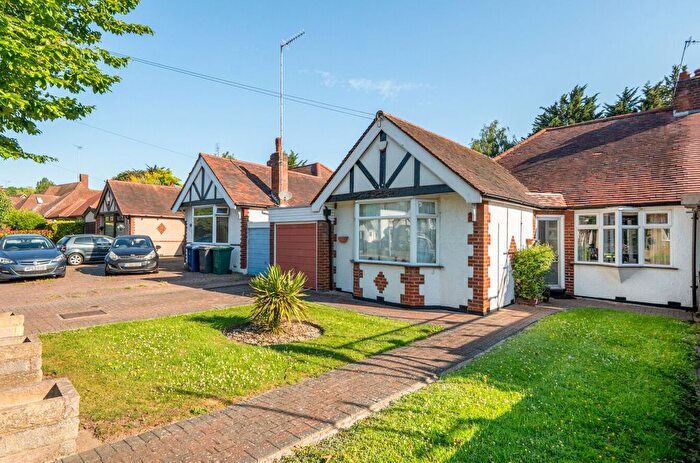 3 Bedroom Bungalow For Sale In Meadway, Barnet, EN5