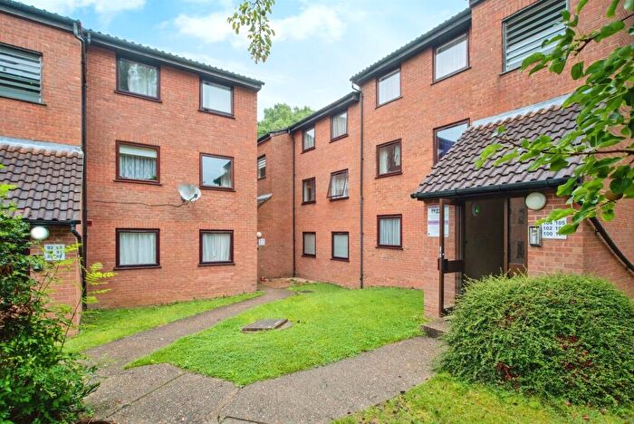 2 Bedroom Flat For Sale In Valley Green, Hemel Hempstead, HP2
