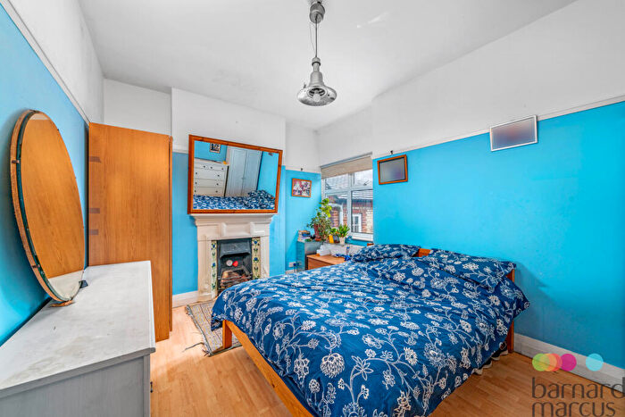 2 Bedroom Flat For Sale In Golders Way, London, NW11