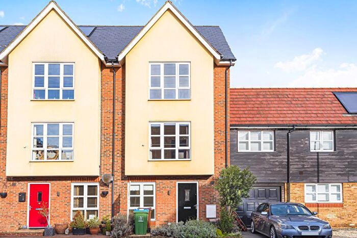 4 Bedroom Town House To Rent In Fuggle Drive, Aylesbury, HP21