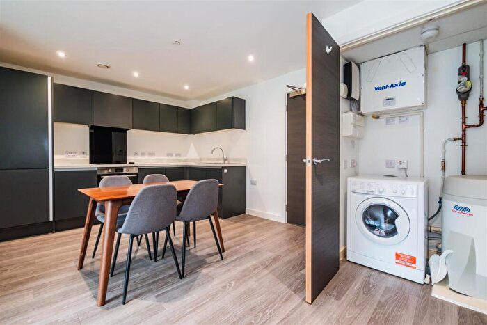 1 Bedroom Apartment To Rent In Woden Street, Salford, M5