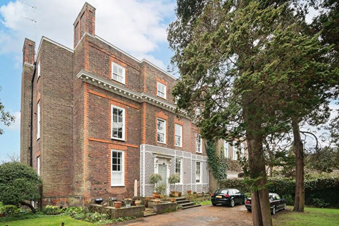 3 Bedroom Flat For Sale In Petersham Road, Richmond, TW10