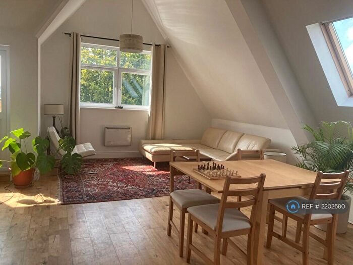 2 Bedroom Flat To Rent In Pen-Y-Lan, Cardiff, CF23