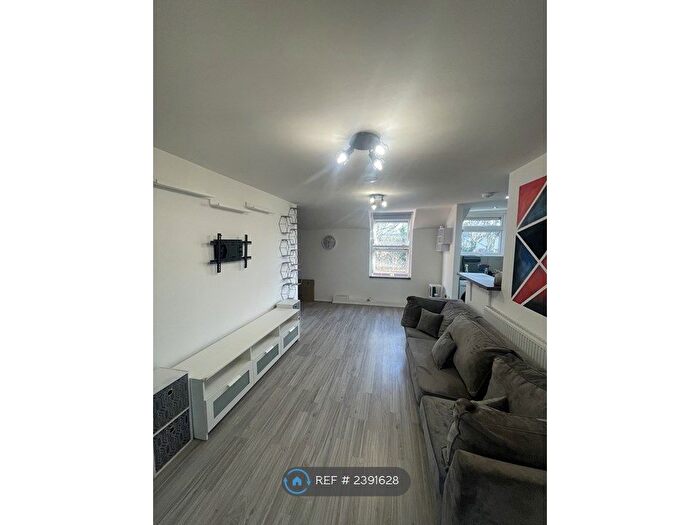 2 Bedroom Flat To Rent In New Cross Street, Tipton, DY4