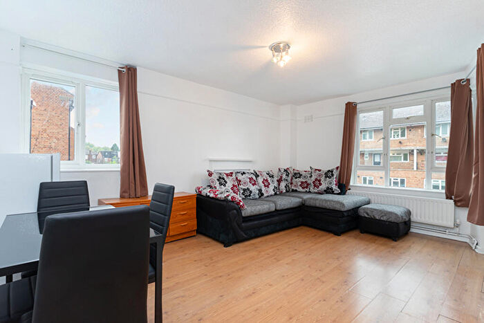 3 Bedroom Flat To Rent In Benton's Lane, West Norwood, London, SE27