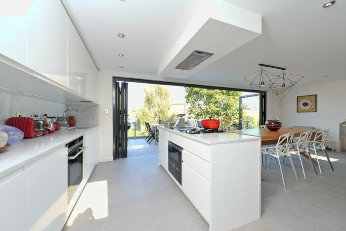 3 Bedroom Flat To Rent In Badminton Road, London, SW12