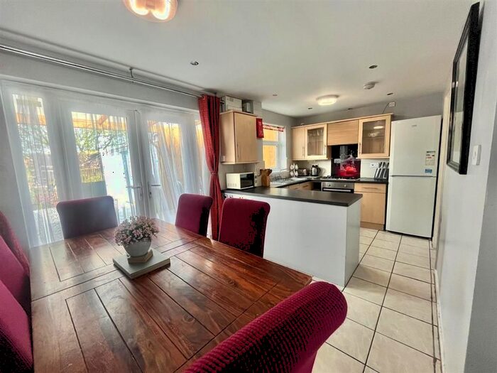 3 Bedroom Property To Rent In Bakewell Drive, Nottingham, NG5