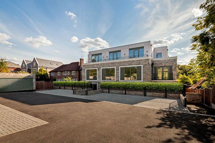 2 Bedroom Flat To Rent In Cockfosters Road, Barnet, North London, EN4