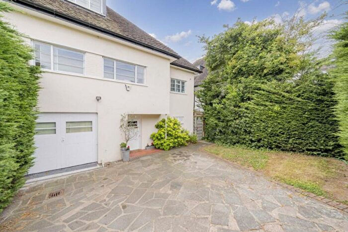 6 Bedroom House To Rent In Vivian Way, London, N2