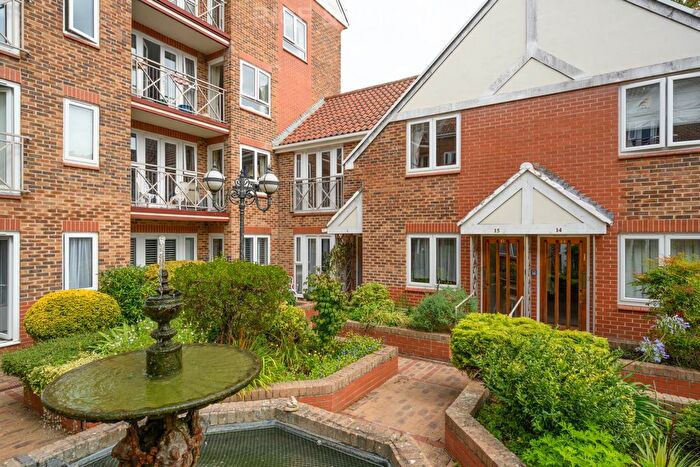 2 Bedroom Flat For Sale In Northumbria Court, Richmond, TW9