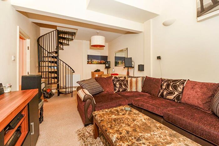 2 Bedroom Flat To Rent In Bank Street, Gravesend, Kent, DA12