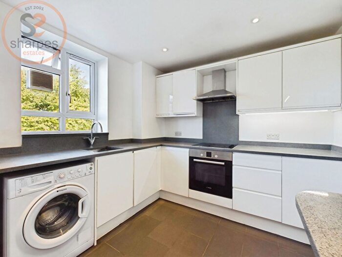 4 Bedroom Flat To Rent In Brookes Court, London, SW17