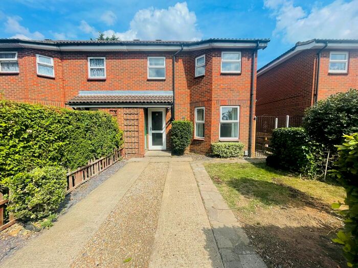 3 Bedroom Flat To Rent In Broadwater Crescent, Welwyn Garden City, AL7