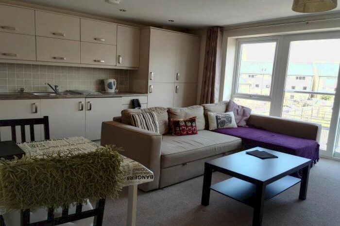2 Bedroom Flat To Rent In Y Bae, Bangor, LL57