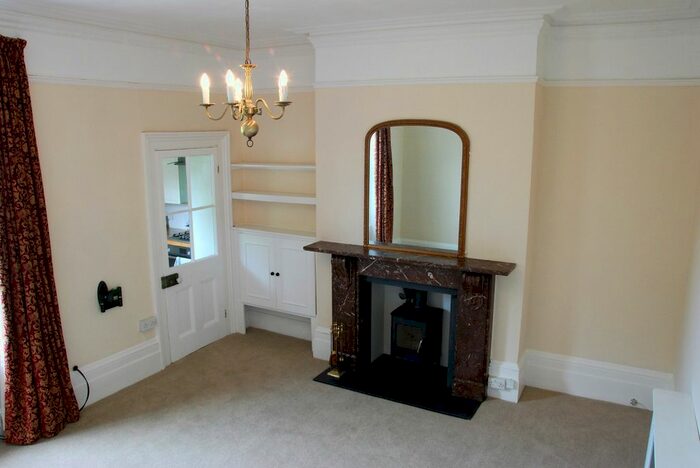 1 Bedroom Flat To Rent In Queens Road, Twickenham, TW1