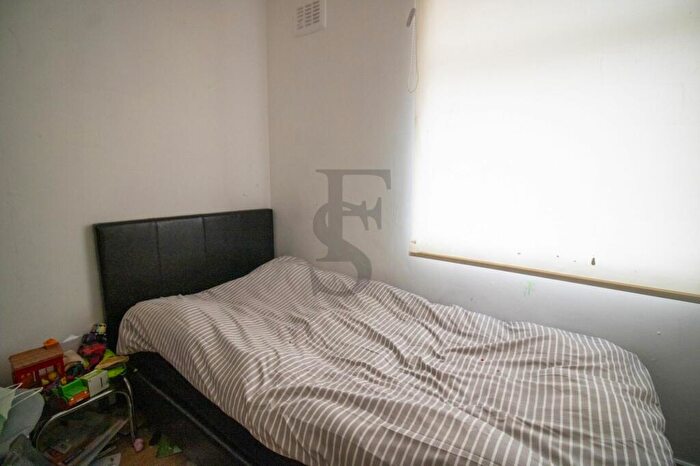 3 Bedroom End Of Terrace House For Sale In Iliffe Road, Leicester, LE4