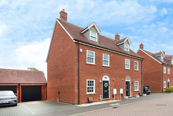 4 Bedroom Semi-detached House For Sale In Bourton Road, Banbury, OX16