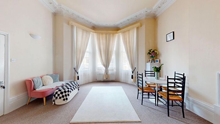 1 Bedroom Flat To Rent In First Avenue, Hove, BN3