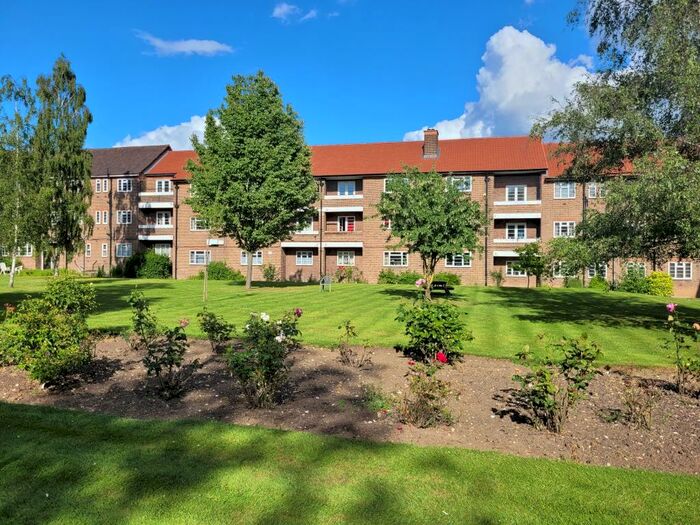 2 Bedroom Apartment To Rent In The Drive, South Woodford, E18