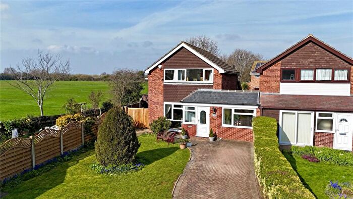 4 Bedroom Link Detached House For Sale In Willow Close, Gainsborough, Lincolnshire, DN21