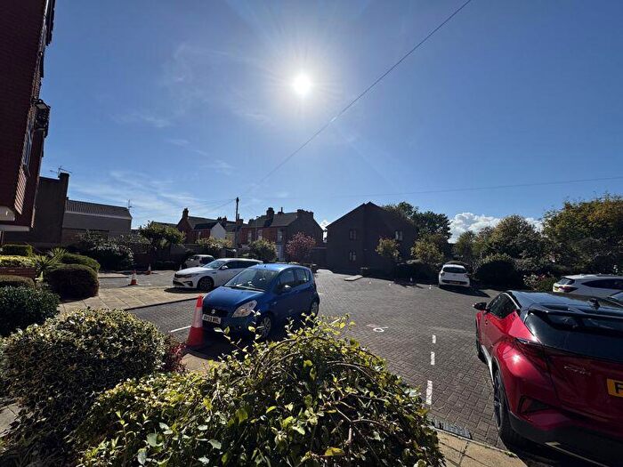 1 Bedroom Flat For Sale In Kingsway Court, Cleethorpes, DN35
