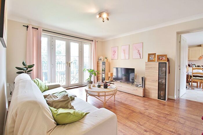 2 Bedroom Flat To Rent In White Lodge Close, Isleworth, TW7