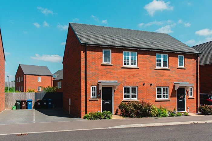 3 Bedroom Semi-Detached House For Sale In Thenford Way, Banbury, OX16