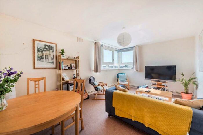 3 Bedroom Flat To Rent In Hollies Way, Clapham South, London, SW12