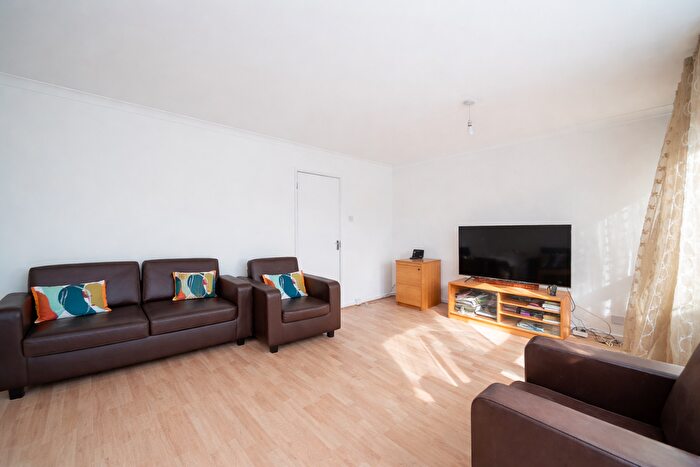 3 Bedroom Flat To Rent In Queens Drive, London, N4