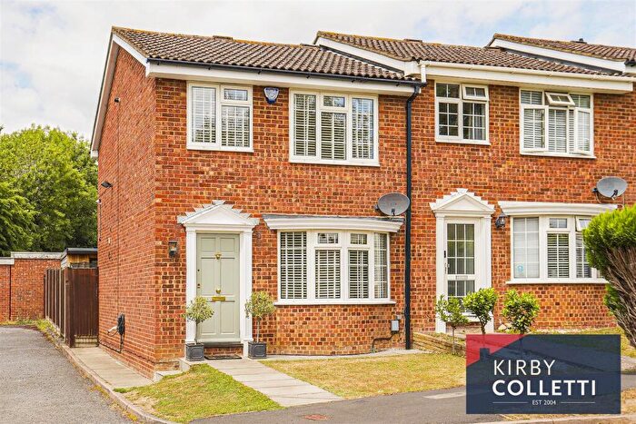 3 Bedroom End Of Terrace House For Sale In Smarts Green, Cheshunt, EN7