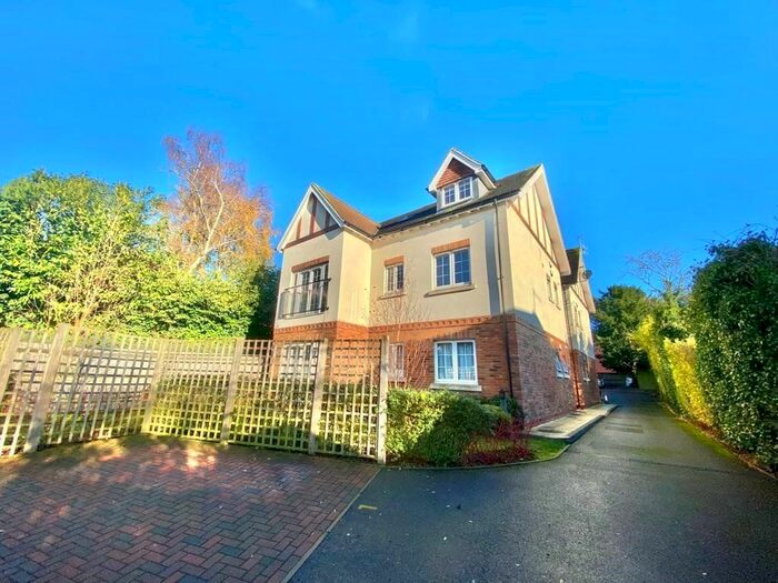 2 Bedroom Flat To Rent In The Avenue, Amersham, HP7