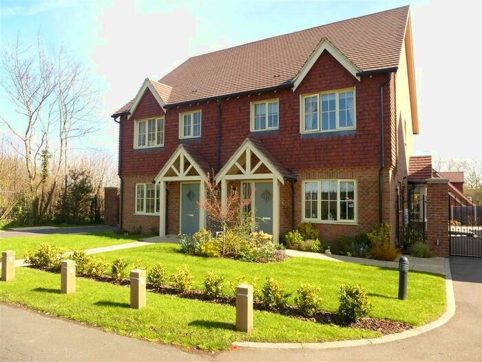 3 Bedroom Semi-Detached House To Rent In Cemetery Lane, Kennington, Ashford, TN24