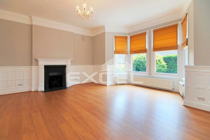 3 Bedroom Flat To Rent In Frognal, Hampstead, London, NW3